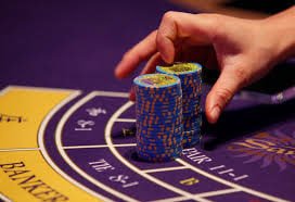 Antarmuka aplikasi mobile pin4d yang menampilkan menu utama dengan opsi sportsbook, live dealer, dan permainan slot